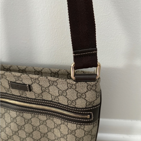 LIKE NEW Authentic Gucci Crossbody - Picture 5 of 14